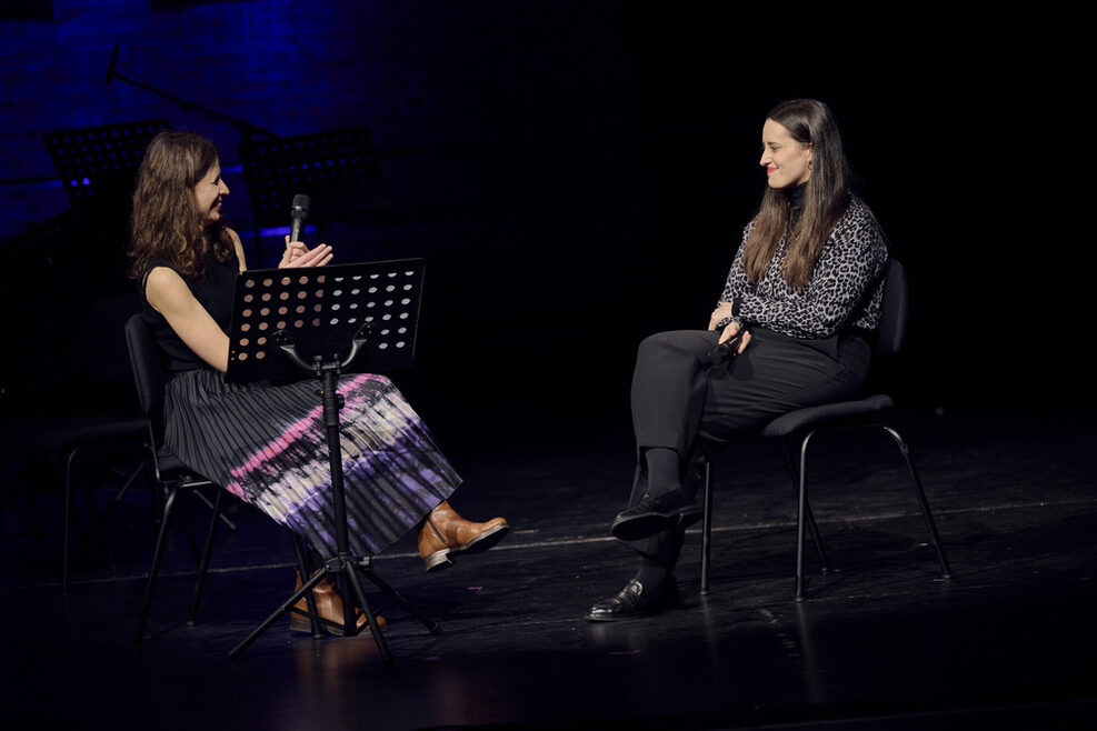 Lauatorin Boglarka Pecze und Preisträgerin Sara Glojnaric gemeinsam auf der Bühne.